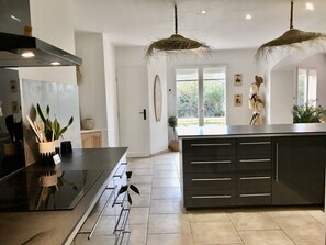 Jääkaappi, mikroaaltouuni, liesi, astianpesukone