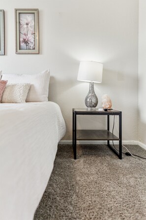 3 bedrooms, desk, iron/ironing board, travel crib - Beautiful home w/easy access to anywhere in Tulsa! (Tulsa)