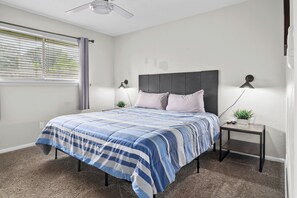 3 bedrooms, desk, iron/ironing board, travel cot - Beautiful home w/easy access to anywhere in Tulsa! (Tulsa)