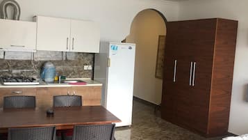 Ropa de cama de alta calidad y caja de seguridad en la habitación