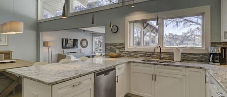 Refrigerador, lavavajillas, cafetera y tetera y tostadora