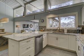 Réfrigérateur, lave-vaisselle, cafetière-théière, grille-pain