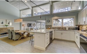 Kjøleskap, oppvaskmaskin, kaffetrakter/tekoker og brødrister