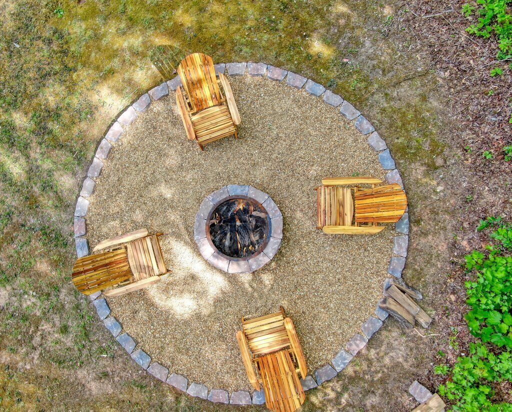 Creekfront Cabin 10 mins from Helen with Arcade Room!