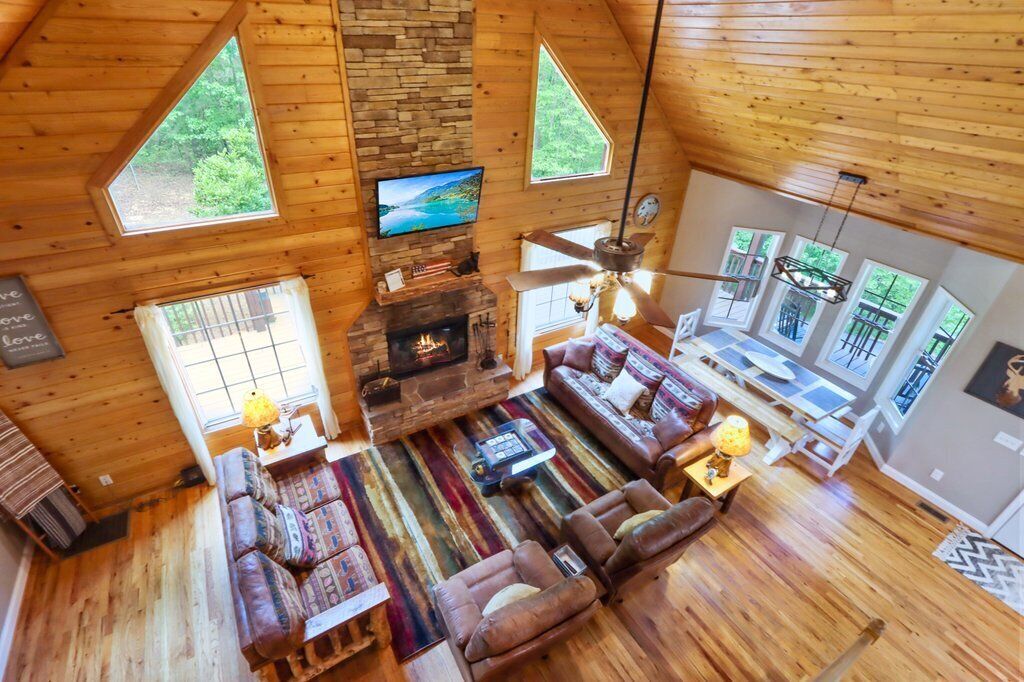 Creekfront Cabin 10 mins from Helen with Arcade Room!