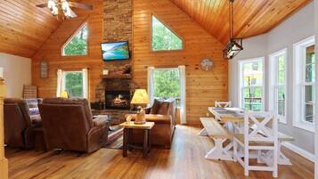 Smart TV, chimenea y videojuegos