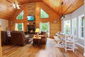 Smart TV, fireplace, video games - Relaxing Mountain Retreat – Flowing Creek, Winery Access & Big Savings (Sautee Nacoochee)