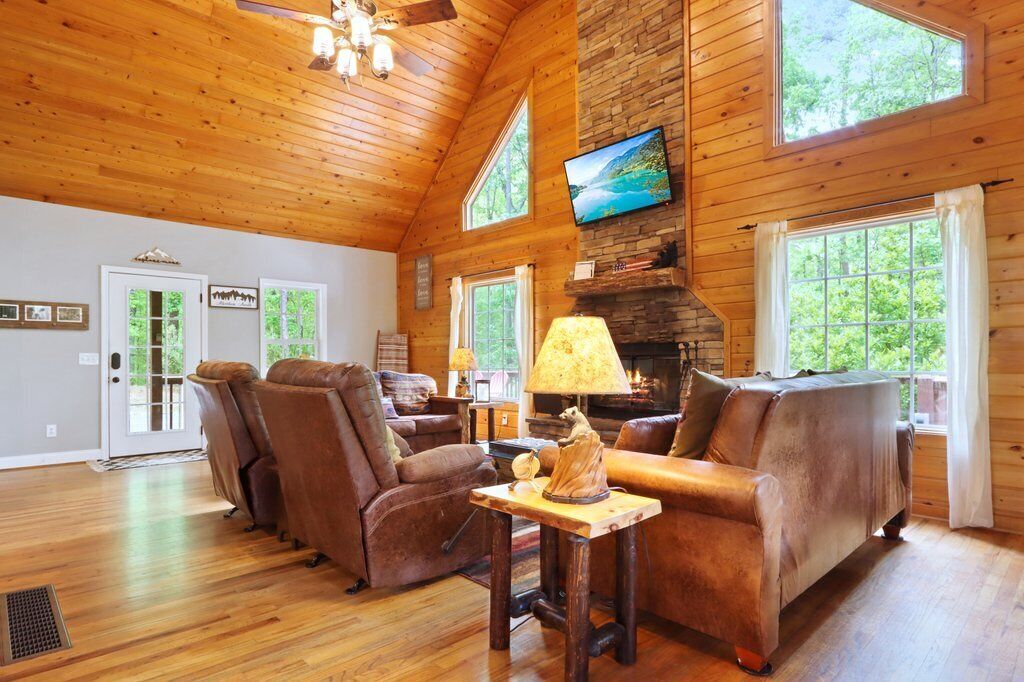 Creekfront Cabin 10 mins from Helen with Arcade Room!