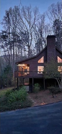 Exterior. Creekside Cabin • Mtn Views • Game Room • Firepit