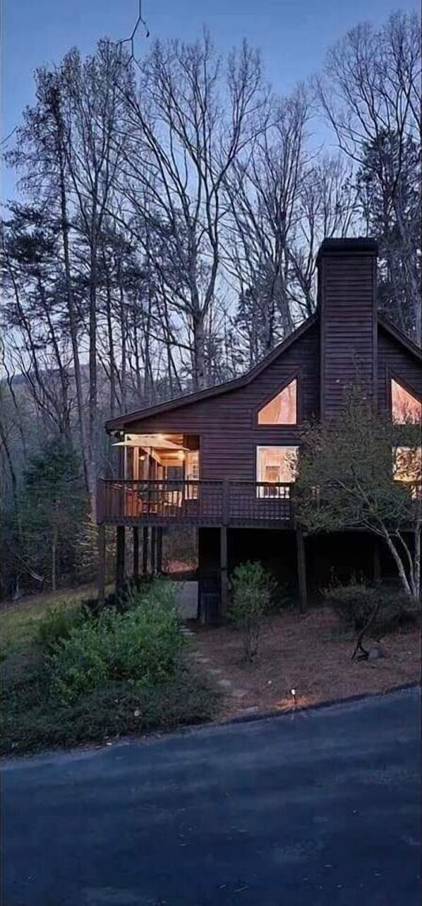 Exterior - Relaxing Mountain Retreat – Flowing Creek, Winery Access & Big Savings (Sautee Nacoochee)