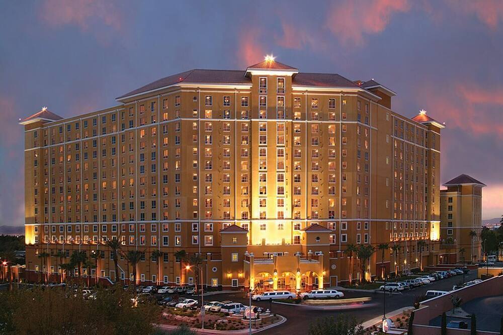 It's Vegas Baby! Spread Out in 2BR Deluxe Condo at Wyndham w/Hot Tub, Gym, Pools