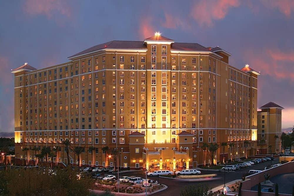 It's Vegas Baby! Spread Out in 2BR Deluxe Condo at Wyndham w/Hot Tub, Gym, Pools