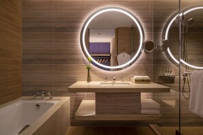 Amenidades de baño gratuitas, secadora de cabello, batas, pantuflas
