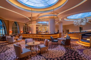 2 bares, salón en el lobby
