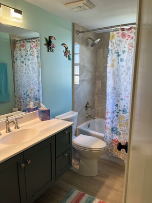 Duschwanne, Haartrockner, Handtücher, Toilettenpapier