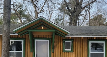 East Tawas 1 bedroom Hawthorne cabin.