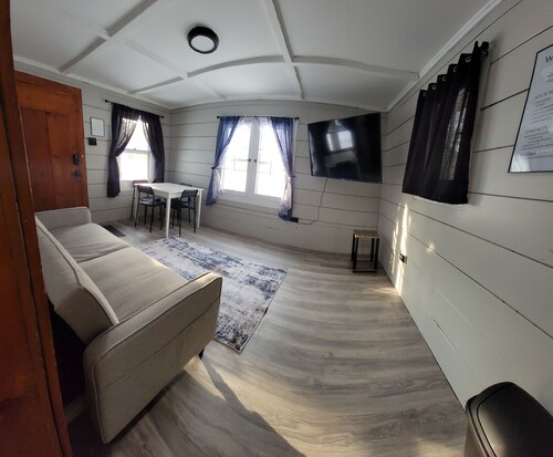 East Tawas 1 bedroom Hawthorne cabin.