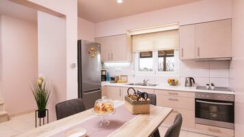 Geladeira, fogĂŁo, cooktop, cafeteira/chaleira