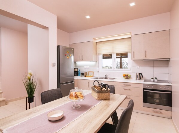 Fridge, oven, stovetop, coffee/tea maker