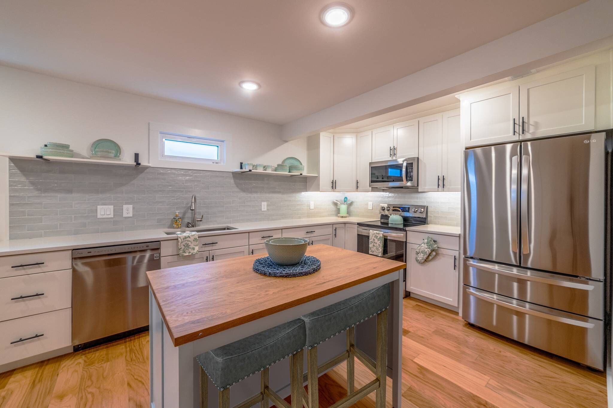 Geladeira, micro-ondas, fogão, cooktop