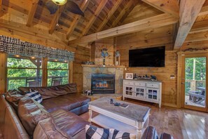 Televisión, chimenea, futbolito