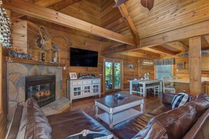 Televisión, chimenea, futbolito