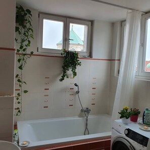 Combined shower/tub, towels, soap, shampoo