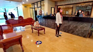 Quầy tiếp tân