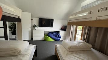 3 makuuhuonetta, silitysrauta/-lauta, ilmainen Wi-Fi, vuodevaatteet