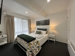 3 bedrooms, iron/ironing board, free WiFi, bed sheets - Lake & Mountain views with deck and games room for all to enjoy (linen provided) (Goughs Bay)