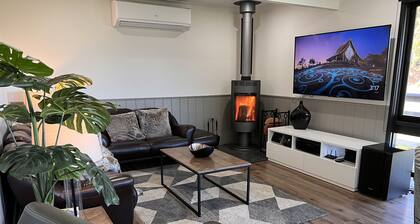 Lake & Mountain views with deck and games room for all to enjoy (linen provided)