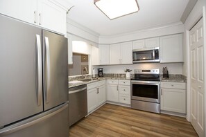 Réfrigérateur, four à micro-ondes, un four, surface de cuisson