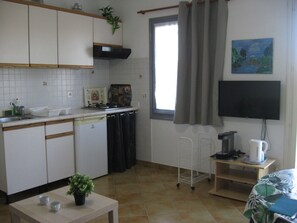 Refrigerador, microondas, placa de cocina, cafetera/tetera