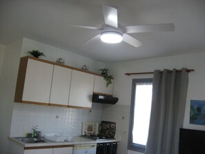 Kjøleskap, mikrobølgeovn, kokeplater og kaffetrakter/tekoker