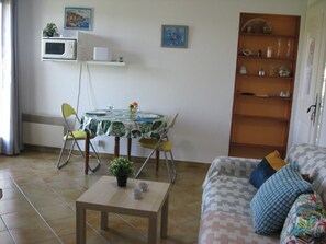 TV - Apartment 5 minutes from the beach by car, 20 minutes on foot                            (La Londe-les-Maures)