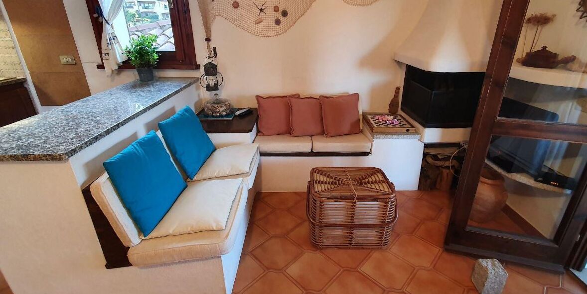 Quiet apartment with sea view balcony, 5 mins to beach and shops