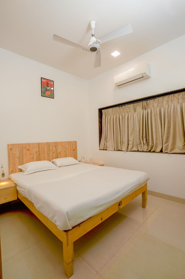 Ylelliset vuodevaatteet, minibaari, tallelokero huoneessa