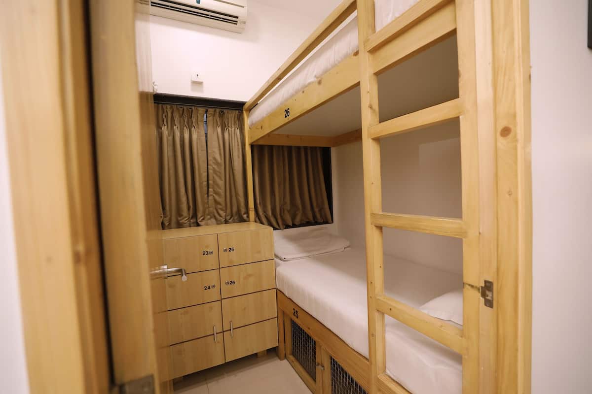 One bed in a Mini 4 Bed Mixed Dorm | 고급 침구, 미니바, 객실 내 금고, 노트북 작업 공간
