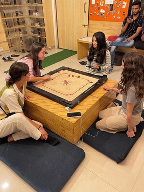 Game room - Nap Manor Hostels (Mumbai)