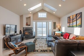Una Smart TV, una chimenea, libros