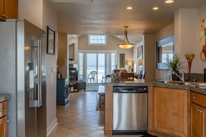 冷蔵庫、電子レンジ、オーブン、コンロ