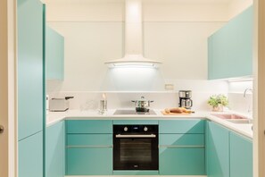 Kühlschrank, Mikrowelle, Ofen, Geschirrspüler