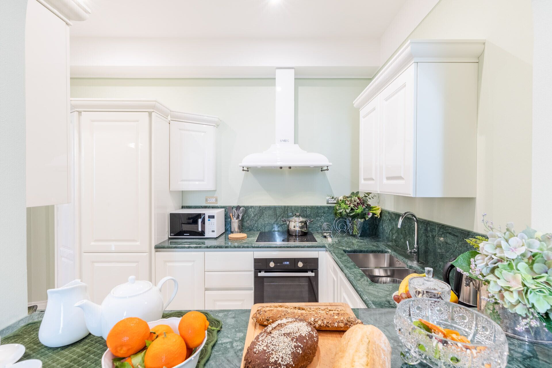 Een koelkast, een magnetron, een oven, een vaatwasser