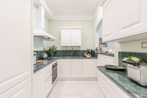 Kühlschrank, Mikrowelle, Ofen, Geschirrspüler