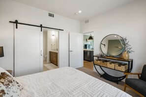 2 bedrooms, WiFi, bed sheets - Rustic Overlook- 30 day rental in the new Merin building in downtown Bozeman! (Bozeman)