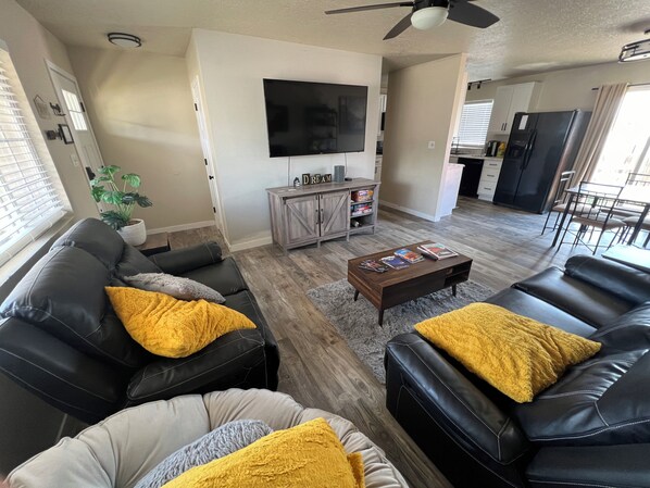 Smart TV, books - Pet Friendly Adventure Home (Cedar City)