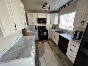 Fridge, microwave, oven, stovetop - Pet Friendly Adventure Home (Cedar City)