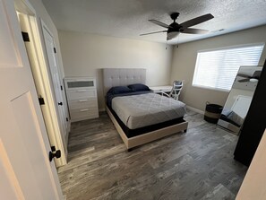 3 Schlafzimmer, Zimmersafe, Schreibtisch, Reisekinderbett