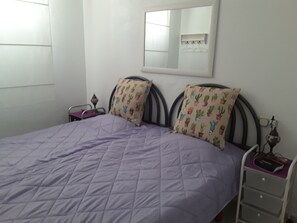 1 chambre, fer et planche Ă repasser, Wi-Fi gratuit, draps fournis