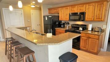 Condo, 1 phòng ngủ | Bếp riêng | Tủ lạnh, lò nướng, dụng cụ pha cà phê/trà, lò nướng bánh mì